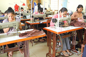 写真：縫製コースでミシンの使い方を学ぶ女の子たち