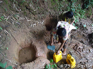 高地の湧き水から生活用に水汲みをする女性たち