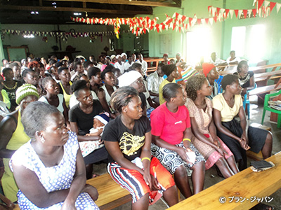 写真：プロジェクトに参加する女の子たちの代表を集めたミーティング