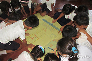 自分たちの理想の校舎を描く子どもたちピリウ小学校