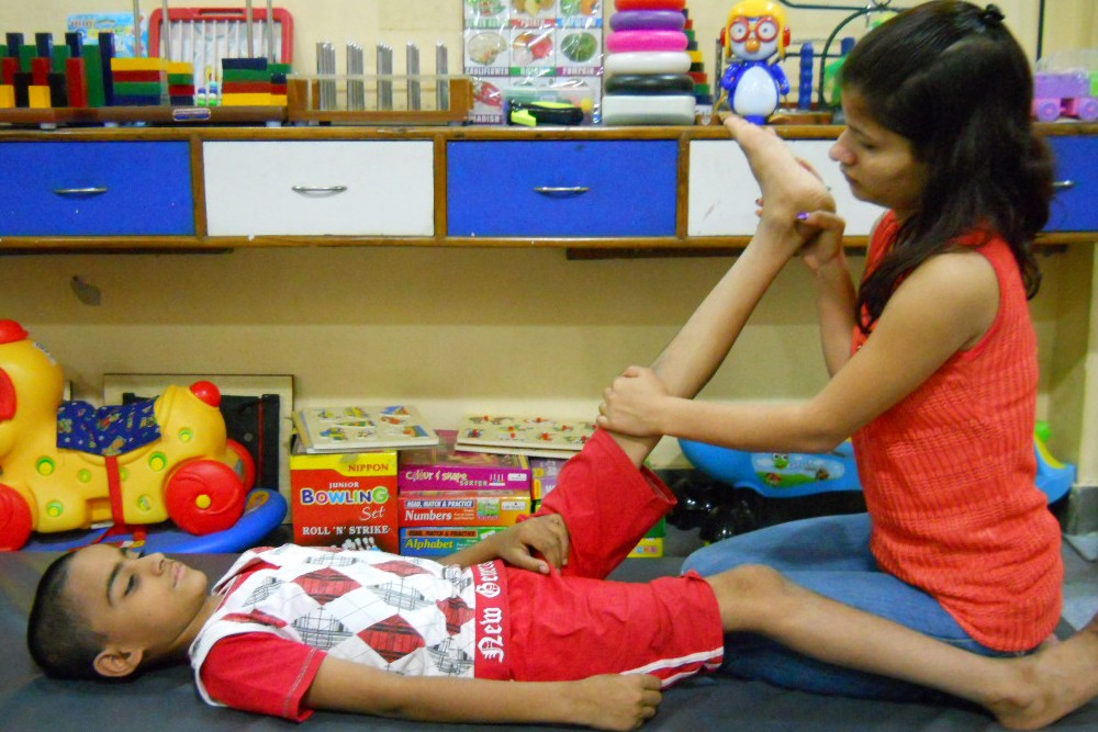 「障がい児センター」で足の筋肉収縮のリハビリを受ける子ども / ©プラン・ジャパン
