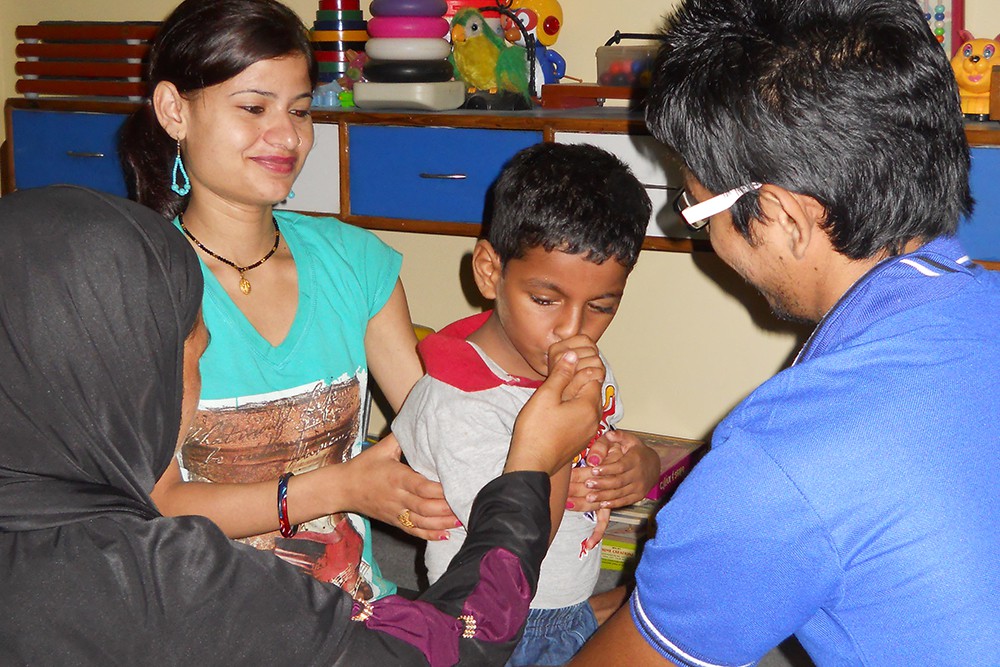 「障がい児センター」で膝立ちのリハビリを受ける子ども / ©プラン・ジャパン