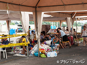 写真：多くの家族が生活する避難所