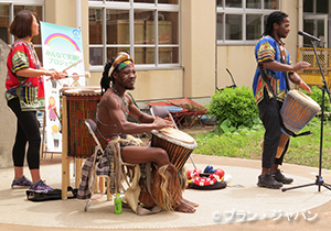 写真：民族衣装を着て、ドラム演奏をリードする南アフリカ人アーティスト