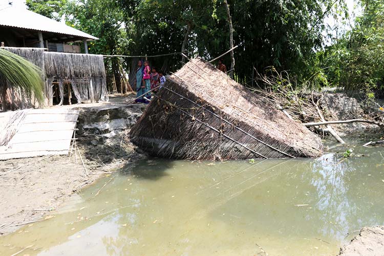 洪水によって倒壊した家屋（バングラデシュ） / ©プラン・インターナショナル