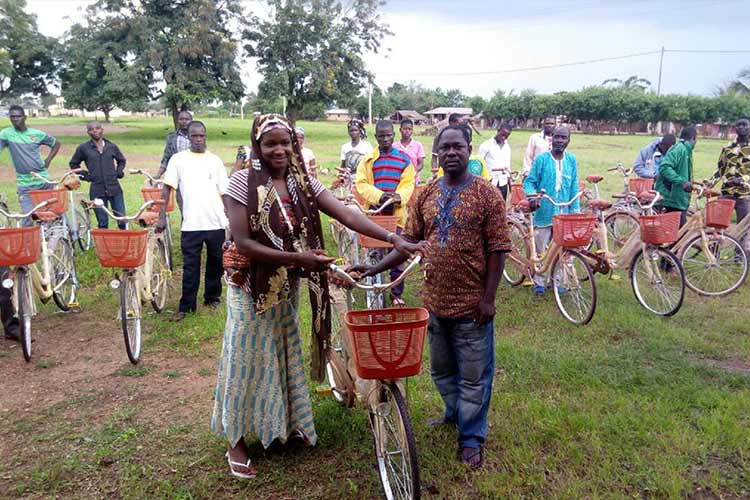 村落貯蓄貸付グループの監督役に自転車を支給 / ©プラン・インターナショナル