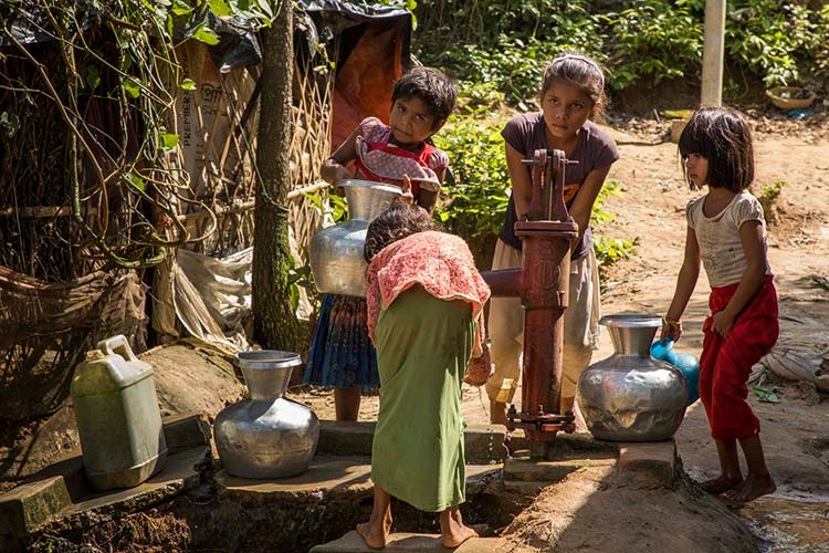 設置された井戸から水を汲む子どもたち / ©プラン・インターナショナル