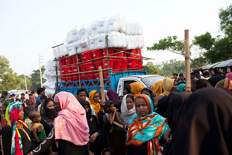 トラックで運びこまれる支援物資の衛生用品キット / ©プラン・インターナショナル