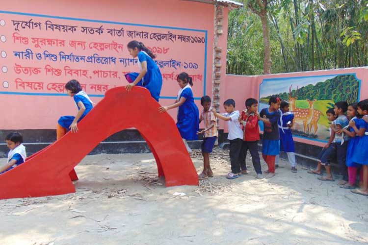 校舎に備えられた遊具で遊ぶ子どもたち（バングラデシュ）