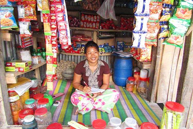 ビジネスの基礎を学び、食品の小売業を始めた女性 / ©プラン・インターナショナル