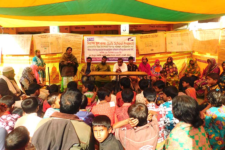住民も参加する学校防災計画の説明会（バングラデシュ） / ©プラン・インターナショナル