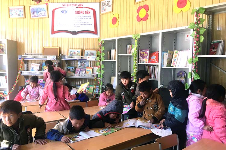 新設された図書室で休み時間に読書を楽しむ小学生 / ©プラン・インターナショナル