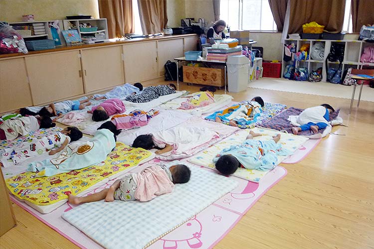 保育所で提供したシートでお昼寝タイム（大洲市） / ©プラン・インターナショナル