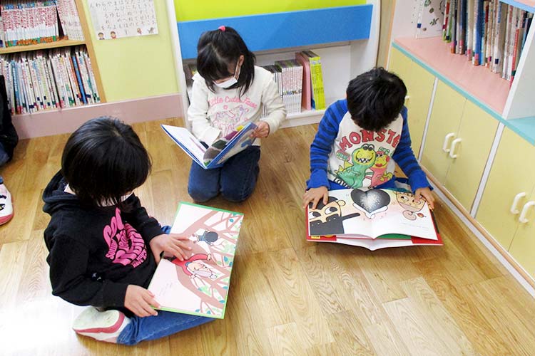 提供した絵本を読む園児たち（大洲市） / ©プラン・インターナショナル