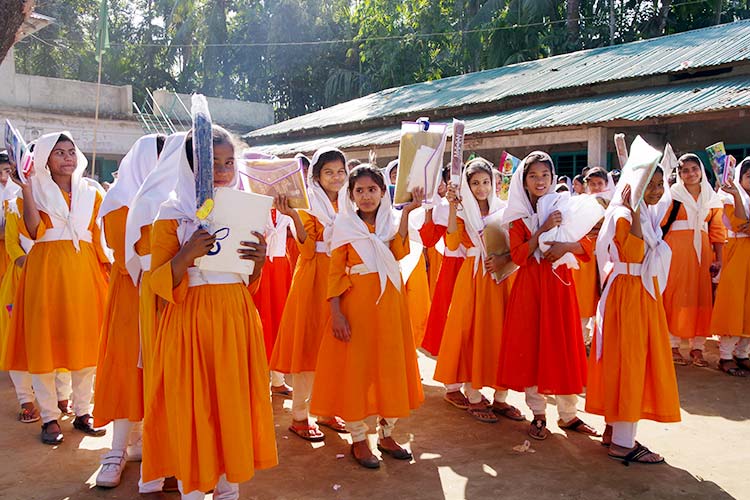 雨具や学用品を受け取った周辺地域の学校の女の子たち / ©プラン・インターナショナル