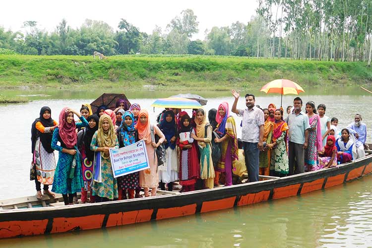 本事業が購入したボートに試乗する学生たち(バングラデシュ) / ©プラン・インターナショナル