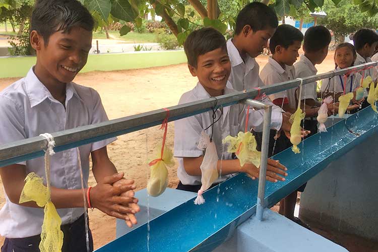 水道管を使った低コストの手洗所。衛生管理に大いに役立つ / ©プラン・インターナショナル