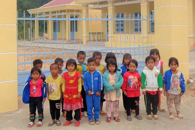 完成後の幼稚園前に並ぶ園児たち（コントゥム省） / ©プラン・インターナショナル