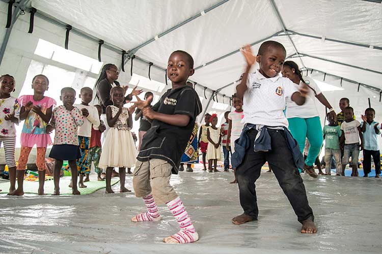 子どひろばで元気に踊る子どもたち / ©プラン・インターナショナル