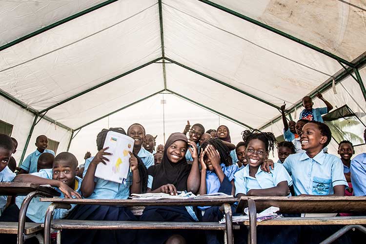 臨時学習スペースで学ぶ子どもたち / ©プラン・インターナショナル