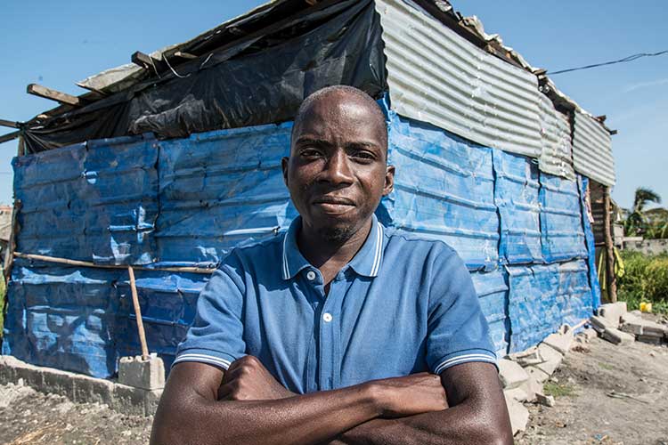 被災した家を修繕する男性 / ©プラン・インターナショナル