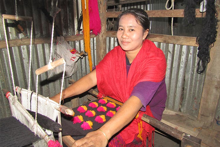 織物のビジネスを始めた女性