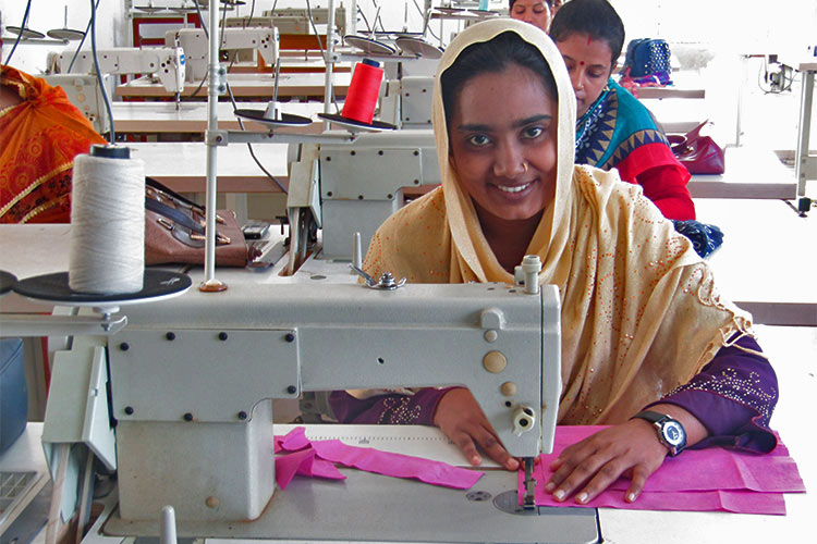 縫製のトレーニングを受ける女性