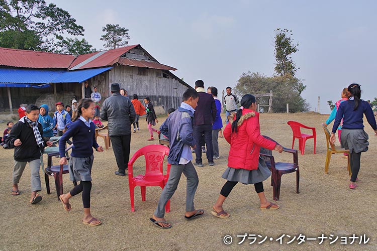 ゲームを通して災害リスクを学ぶ子どもたち（ネパール） / ©プラン・インターナショナル