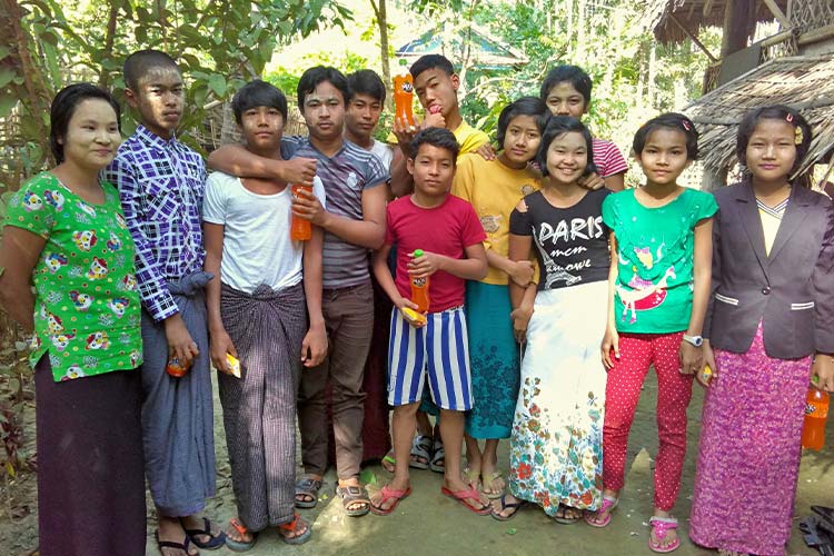 活動を支援するコミュニティボランティアたち（ミャンマー） / ©プラン・インターナショナル