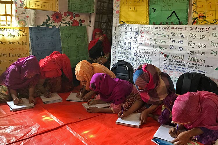 プランの教育施設で学ぶ女の子たち（バングラデシュ） / ©プラン・インターナショナル