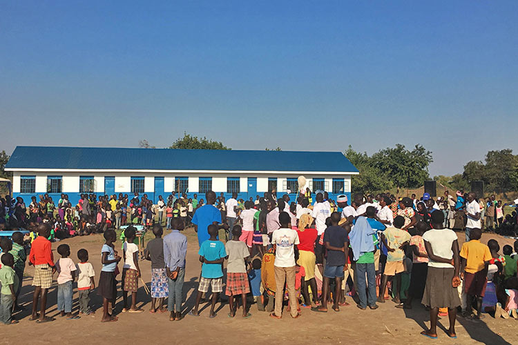 子どもひろばのイベントを見に集まった人々（ウガンダ） / ©プラン・インターナショナル