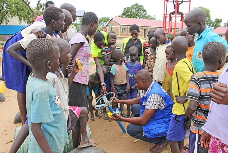 遊具の維持管理方法を説明（ウガンダ） / ©プラン・インターナショナル