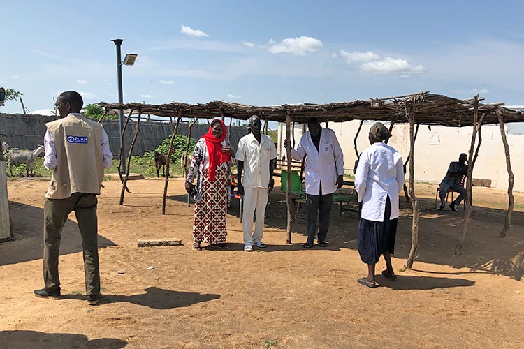 粗末な仮設診療所を建て替える準備（スーダン） / ©プラン・インターナショナル