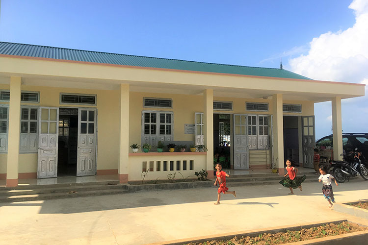 教室や食堂を併設した幼稚園。校庭も整備された / ©プラン・インターナショナル