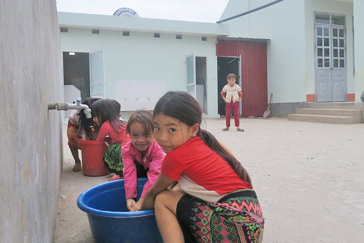 設置した雨水タンクの水を使い、手洗いをする小学生 / ©プラン・インターナショナル