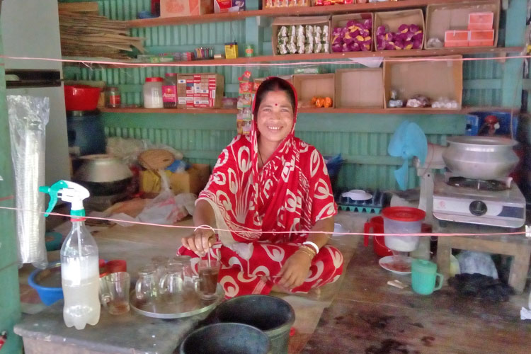 紅茶販売を始めた女性 / ©プラン・インターナショナル