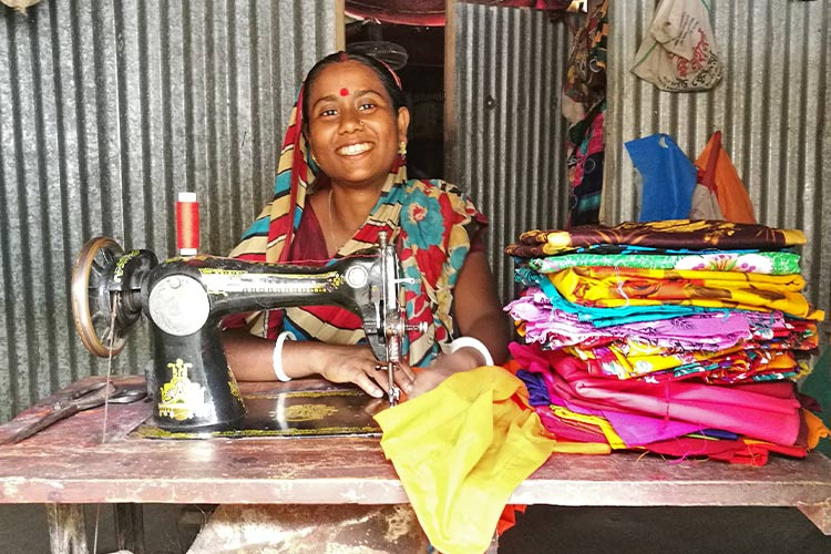 縫製のビジネスを始めた女性 / ©プラン・インターナショナル
