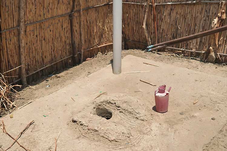 キャンプの個人区画内に設置したトイレ（スーダン） / ©プラン・インターナショナル