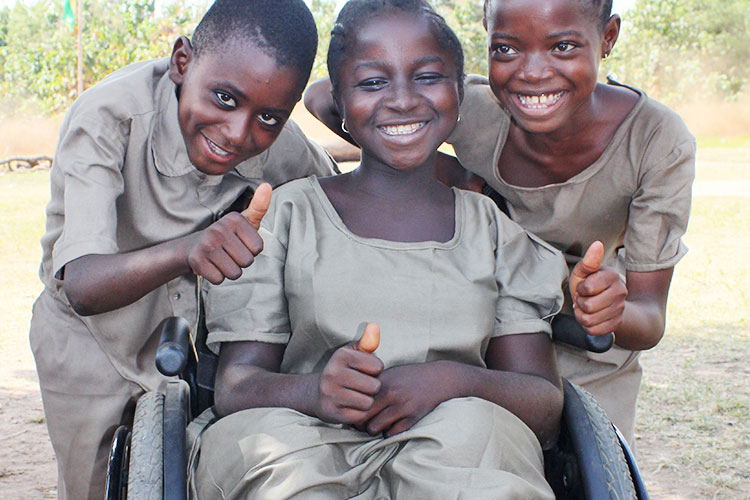 クラスメートと楽しく遊ぶ、障がいのある女の子 / ©プラン・インターナショナル