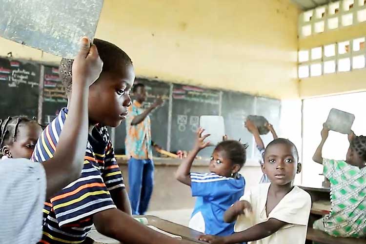 教室で一緒に学ぶ生徒たち / ©プラン・インターナショナル