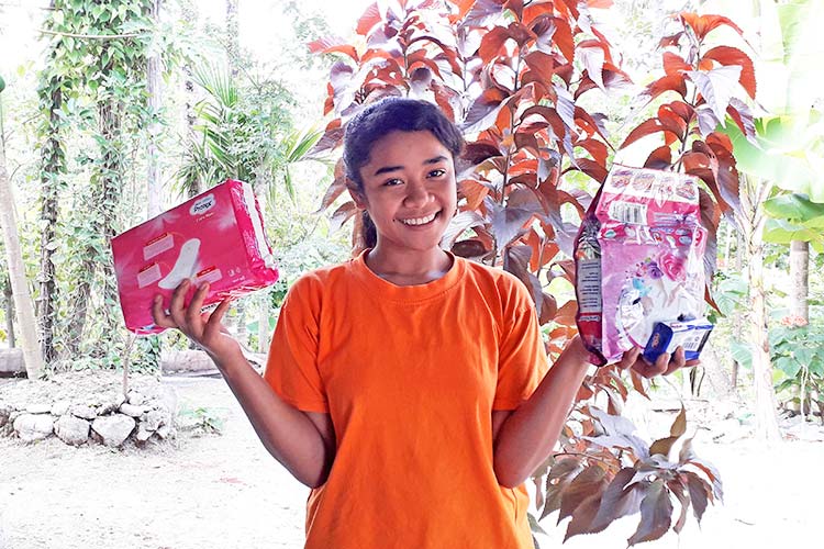 生理用品を受け取った女の子（インドネシア） / ©プラン・インターナショナル