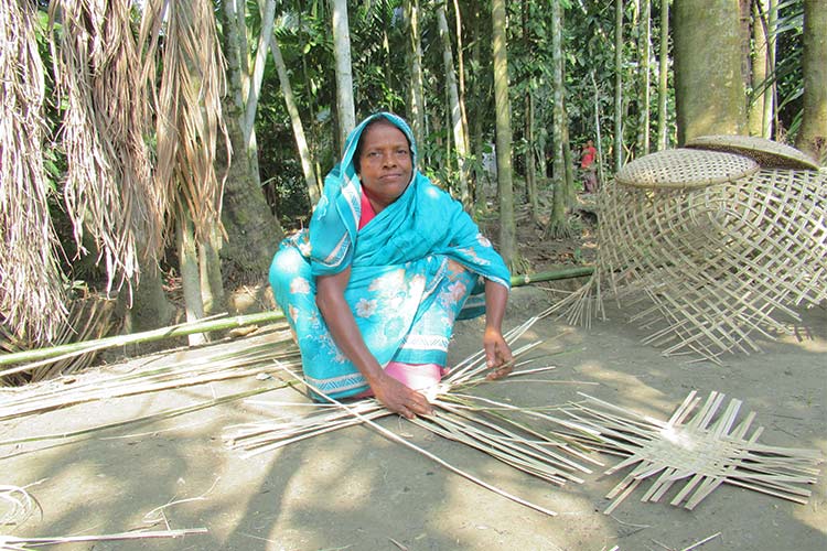 職能トレーニングを受けて竹かごを作成する女性 / ©プラン・インターナショナル