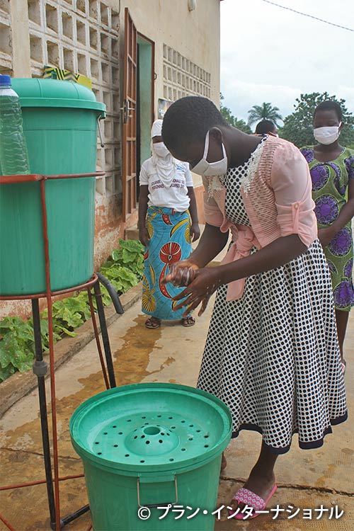 写真：正しい手洗い方法を学ぶ住民組織のメンバー