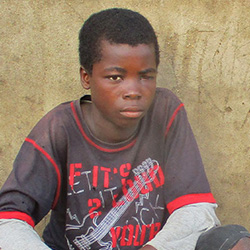 写真：ラブジャボウさん、13歳、視覚障がいのある男の子