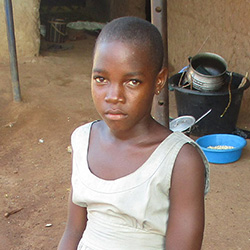 写真：パスリーさん、13歳、聴覚障がいのある女の子