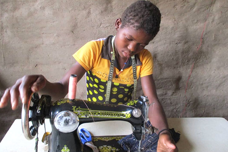 職業訓練で縫製技術を学び収入向上を目指す女の子 / ©プラン・インターナショナル