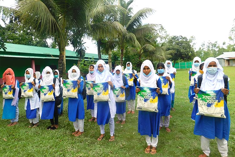 衛生用品を受け取った女の子たち（バングラデシュ） / ©プラン・インターナショナル