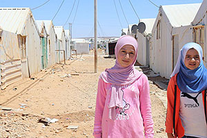難民キャンプの敷地を歩く女の子たち / ©プラン・インターナショナル