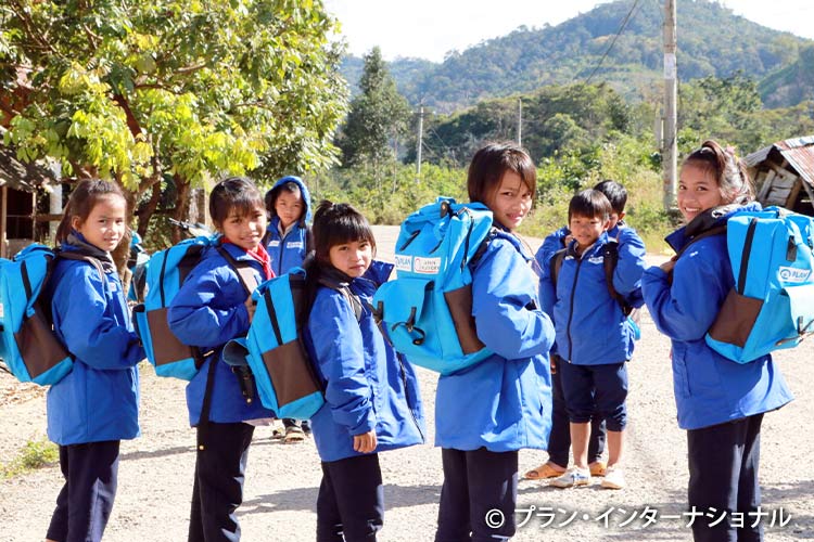 画像：プランが日本からの支援で配布した通学カバンと冬着