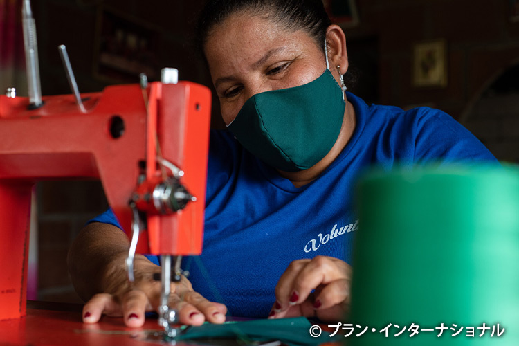 トレーニングを受けマスクの製造・販売を始めた女性（エクアドル）